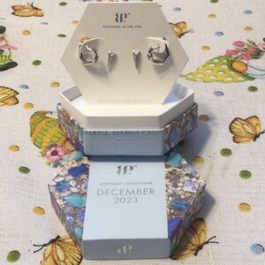 Bomb Party December earring 2023